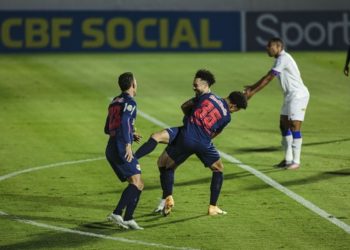 Bahia sofre apagão e é goleado pelo Bragantino