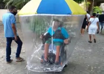 Com atrofia muscular espinhal, eleitor adapta cadeira de rodas e cria ‘tanque à prova de Covid’