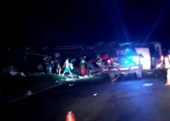 Carreta carregada com refrigerantes tomba e interdita parte da BR-324, sentido Feira de Santana