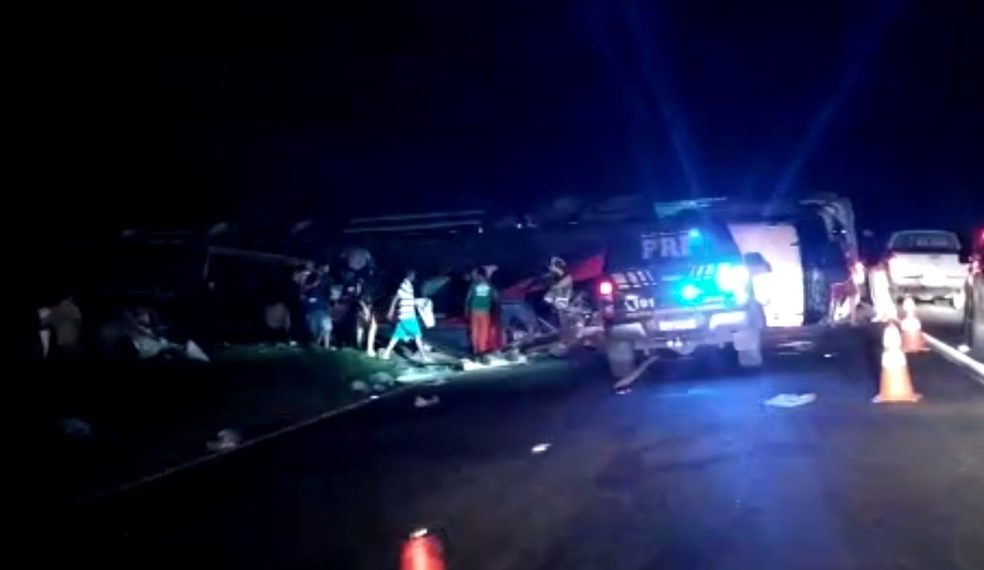 Carreta carregada com refrigerantes tomba e interdita parte da BR-324, sentido Feira de Santana