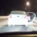 Homem é flagrado dirigindo com geladeira dentro do carro