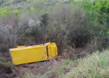 Carro forte vira depois de colidir de frente com Uno na BA 120