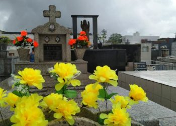 Dia de Finados com chuva em Coité é raridade e vendedores de flores avaliam como o ano de menor movimento