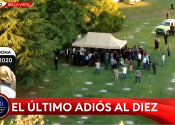 Maradona é enterrado ao lado dos pais em cerimônia com 25 pessoas