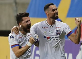 Gilberto marca cobrando pênalti e o Bahia vai com a vantagem do empate contra o Santa Fé na Argentina