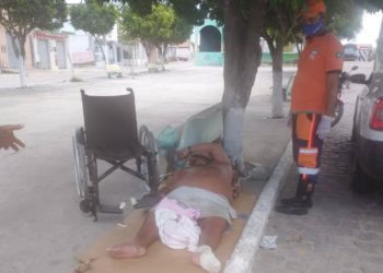 Brigada Anjos jacuipenses presta socorro a homem enfermo abandonado debaixo de árvore