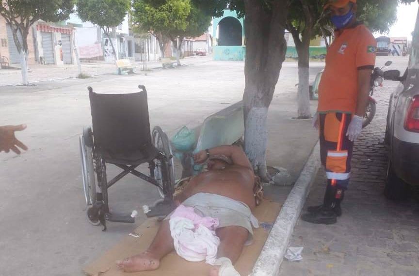 Brigada Anjos jacuipenses presta socorro a homem enfermo abandonado debaixo de árvore