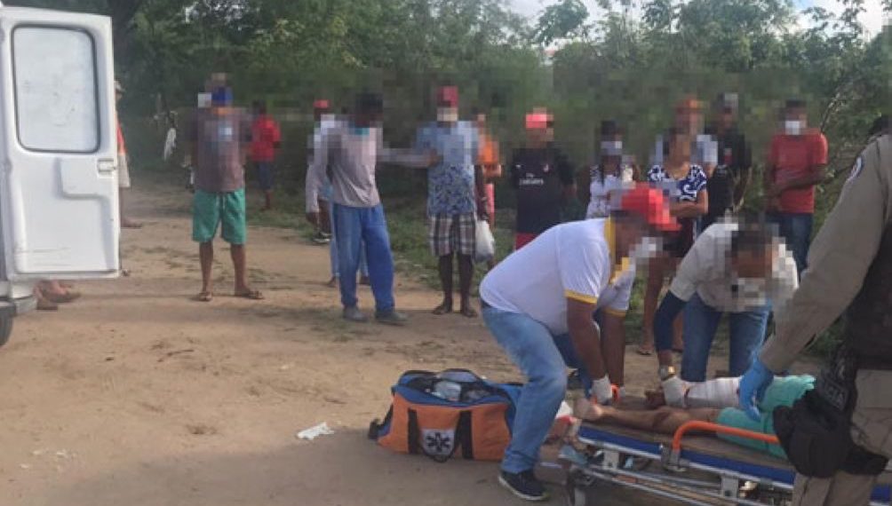 Colisão entre carro e moto deixa homem ferido na BA-120 em Santaluz