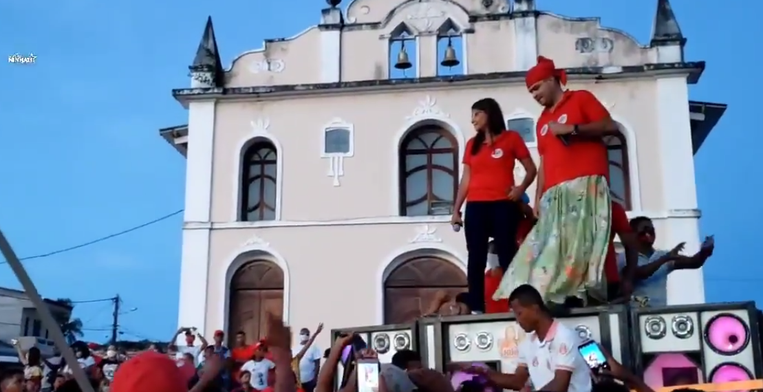 Para reforçar o apoio as mulheres apoiadas por ele, prefeito de Lamarão foi a urna usando saia