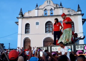 Para reforçar o apoio as mulheres apoiadas por ele, prefeito de Lamarão foi a urna usando saia