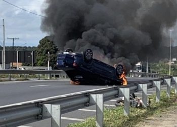Carro é incendido na BR 116 Sul após colidir com moto provocando a morte do condutor