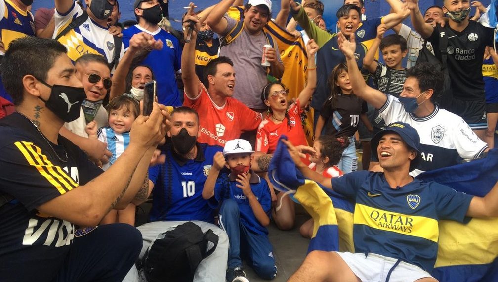 Torcedores rivais se juntam aos do Boca Juniors em homenagem a Maradona na Bombonera