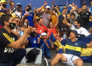 Torcedores rivais se juntam aos do Boca Juniors em homenagem a Maradona na Bombonera