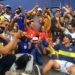 Torcedores rivais se juntam aos do Boca Juniors em homenagem a Maradona na Bombonera