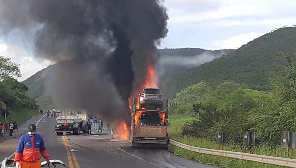 Batida entre carro e carreta-cegonha deixa 2 mortos na BR-116; uma das vítimas foi carbonizada