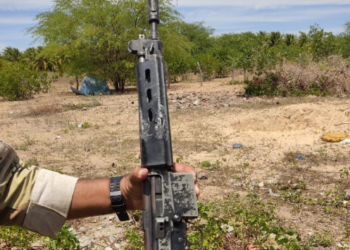 Rodelas: em fuga, assaltantes de banco abandonam mais um fuzil