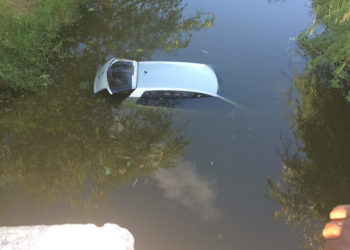 Dois homens saem ilesos após veículo cair dentro de lago em Lajes do Batata