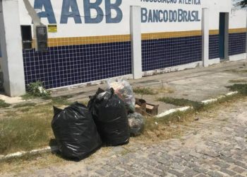 Moradores de Riachão do Jacuípe reclamam da falta de coleta do lixo