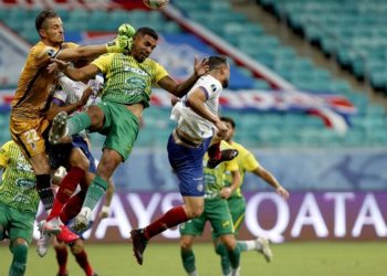 Em jogo “estrelado” pelo VAR, Bahia é batido pelo Defensa e sai atrás na briga pelas semi