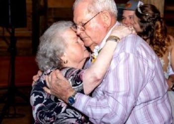 Casal infectado com covid-19 morre de mãos dadas após 61 anos de união