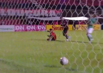 Léo Ceará marca, Vitória bate o Juventude no Barradão e respira na Série B