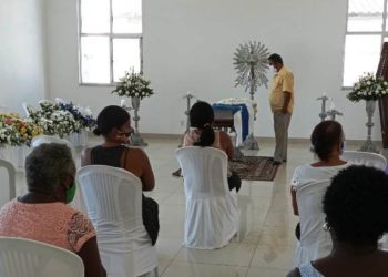 Corpos de prefeito e primeira-dama de Conceição da Feira são sepultados; vereador diz que há muitos boatos sobre o caso