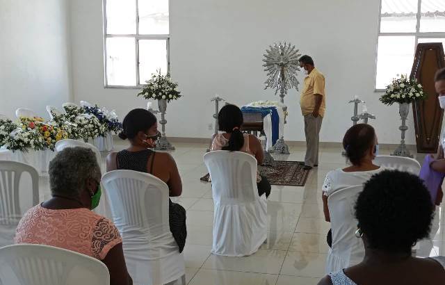 Corpos de prefeito e primeira-dama de Conceição da Feira são sepultados; vereador diz que há muitos boatos sobre o caso