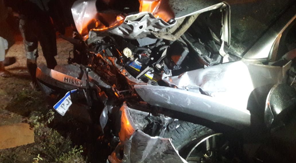 Colisão frontal envolvendo Hilux e van deixa um morto na BA 381