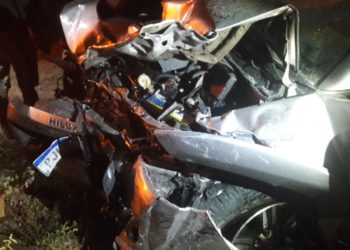 Colisão frontal envolvendo Hilux e van deixa um morto na BA 381