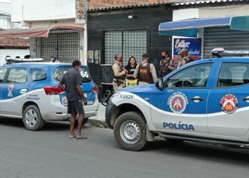 Três pessoas são assassinadas dentro de barbearia em Feira de Santana