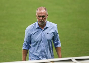 Mano Meneses não resiste mais uma derrota e é demitido pelo Bahia