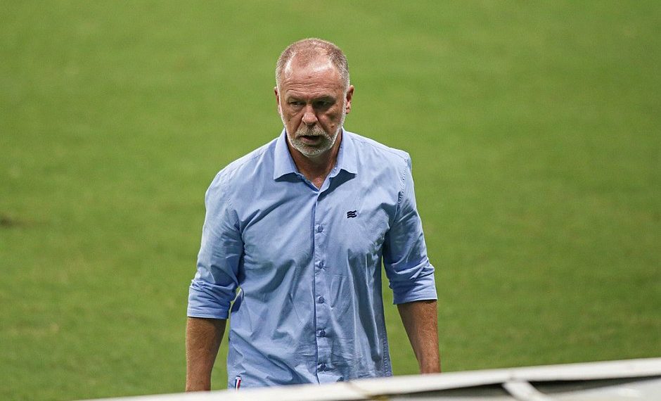 Mano Meneses não resiste mais uma derrota e é demitido pelo Bahia