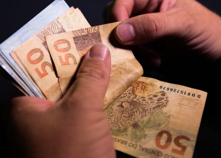 Governo aumenta para R$ 1.088 previsão para mínimo em 2021