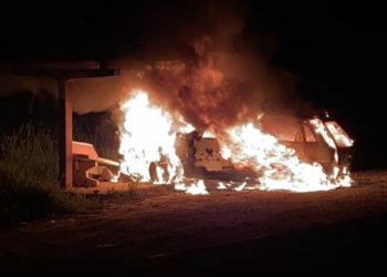 Carro pega fogo após bater em ponto de ônibus na BA 131