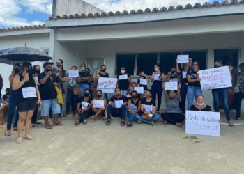 Servidores públicos de Biritinga protestam pelo recorrente atraso de salários; motoristas de ambulância cruzam os braços