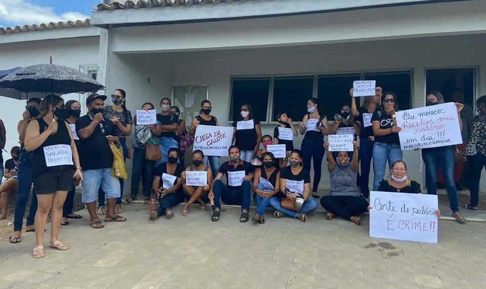 Servidores públicos de Biritinga protestam pelo recorrente atraso de salários; motoristas de ambulância cruzam os braços