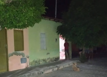 Jovem morre e outro fica ferido a tiros após casa ser invadida
