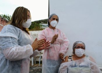 Monte Santo – Enfermeira e atual vice-prefeita aplica a primeira vacina contra Covid-19 em técnica de enfermagem