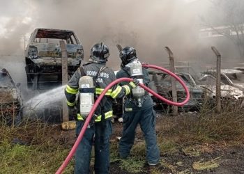 Feira: incêndio atinge carros no pátio da SMTT