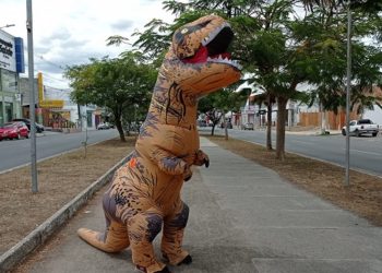 Caracterizado de ‘dinossauro’, feirense chama atenção ao praticar atividades físicas