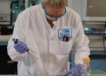 Centenas pegam Covid-19 após receberem vacina da Pfizer, diz mídia israelense