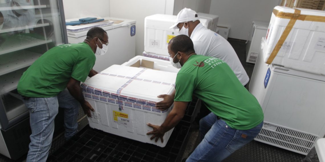 Bahia recebe lote com 119.500 doses da vacina de Oxford