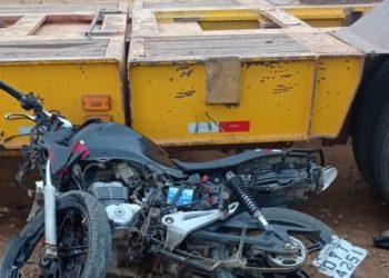 Motociclista morre e carona fica ferido após colidir em carreta estacionada