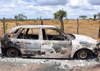 Dois corpos carbonizados encontrados dentro de carro incendiado em Ipirá
