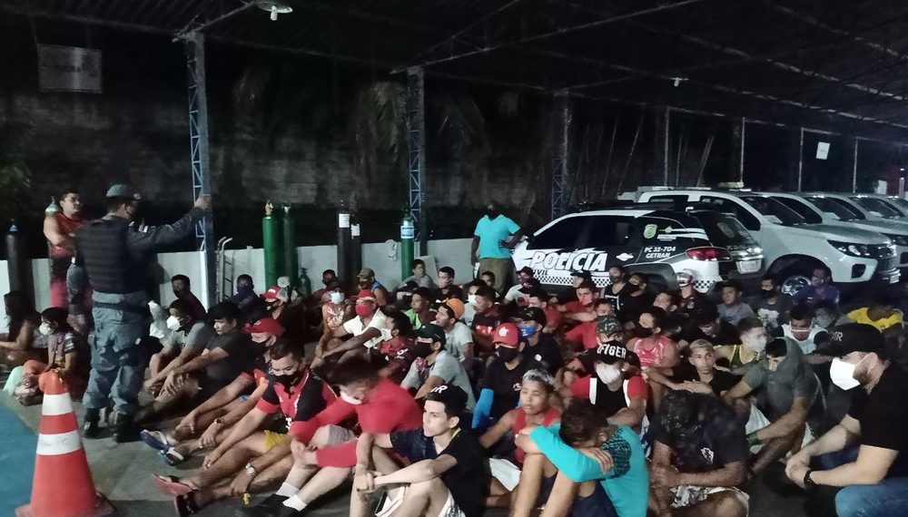 63 pessoas são presas por assistir a jogo de futebol em bares durante toque de recolher em Manaus