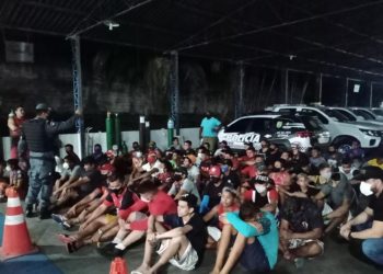 63 pessoas são presas por assistir a jogo de futebol em bares durante toque de recolher em Manaus