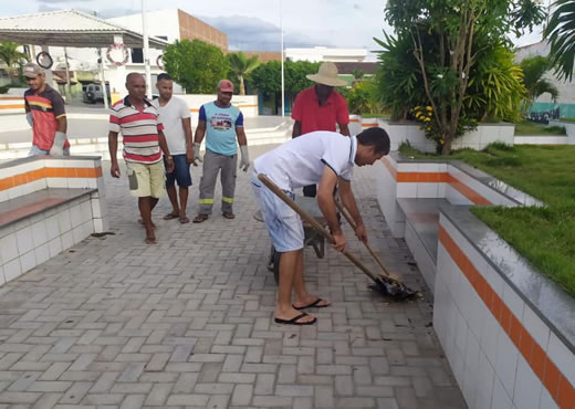 Primeiro ato do prefeito é participar de mutirão de limpeza de praça