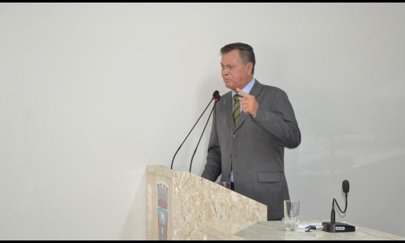 Prefeito Ubaldino Amaral durante a posse anunciou apenas 4 secretários