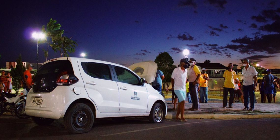 Prefeito de Riachão do Jacuípe faz ‘exposição’ de veículos danificados pela gestão anterior