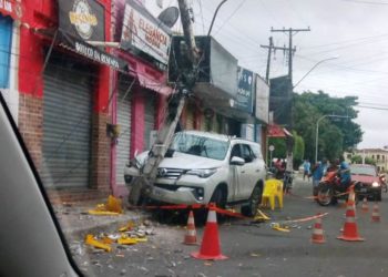 Carro invade área de bar em Monte Santo atinge casal em mesa; homem morre na hora